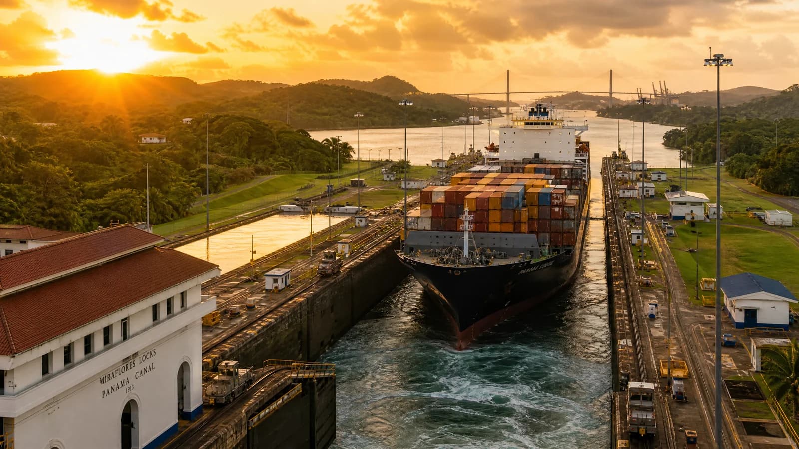 Großes Schiff durchquert den Panamakanal im goldenen Abendlicht