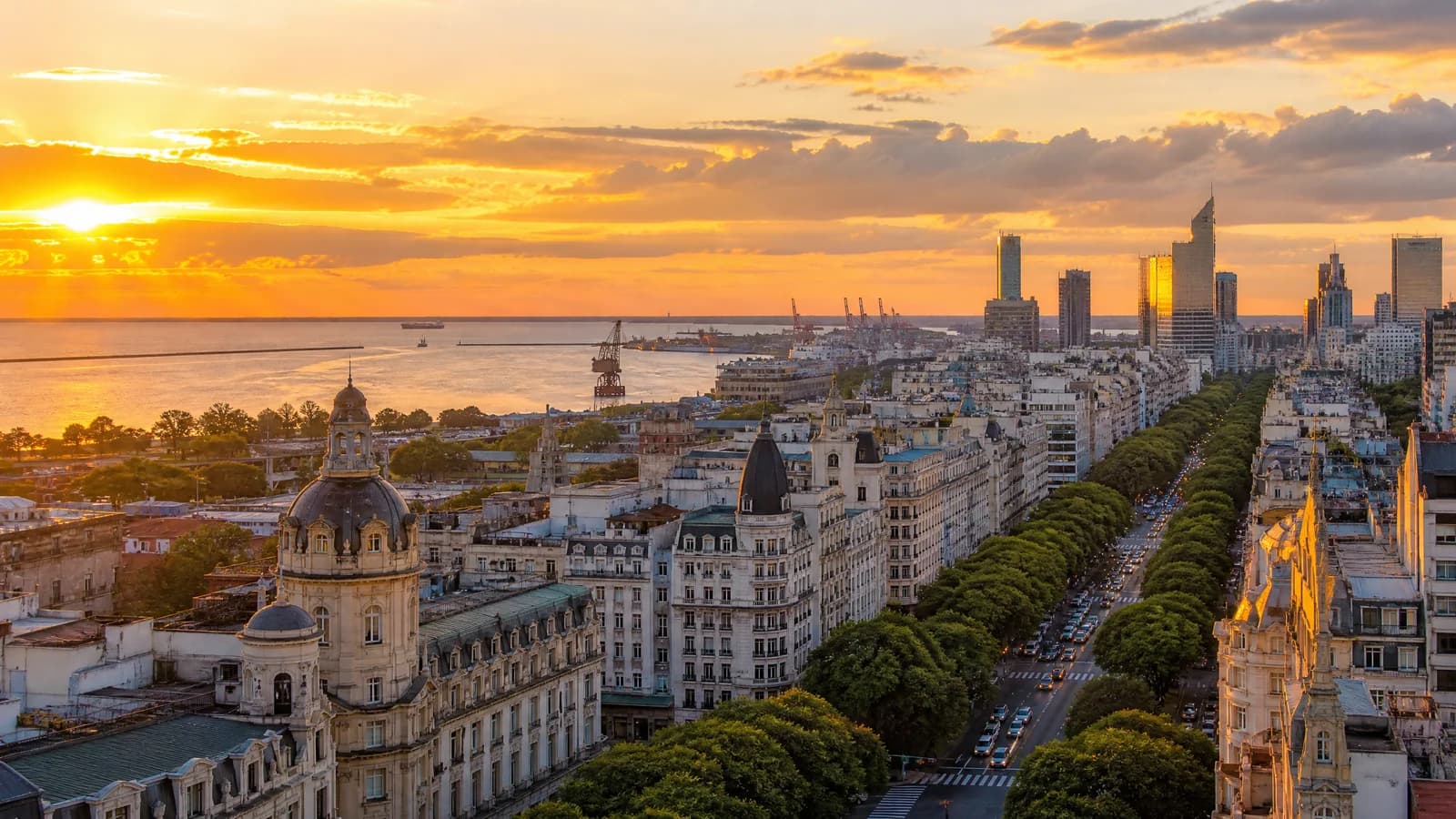 Weiter Blick über Buenos Aires mit dem Río de la Plata im goldenen Abendlicht