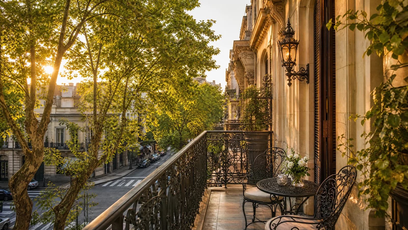 Eleganter Altbau-Balkon in Buenos Aires mit schmiedeeisernem Geländer im goldenen Abendlicht