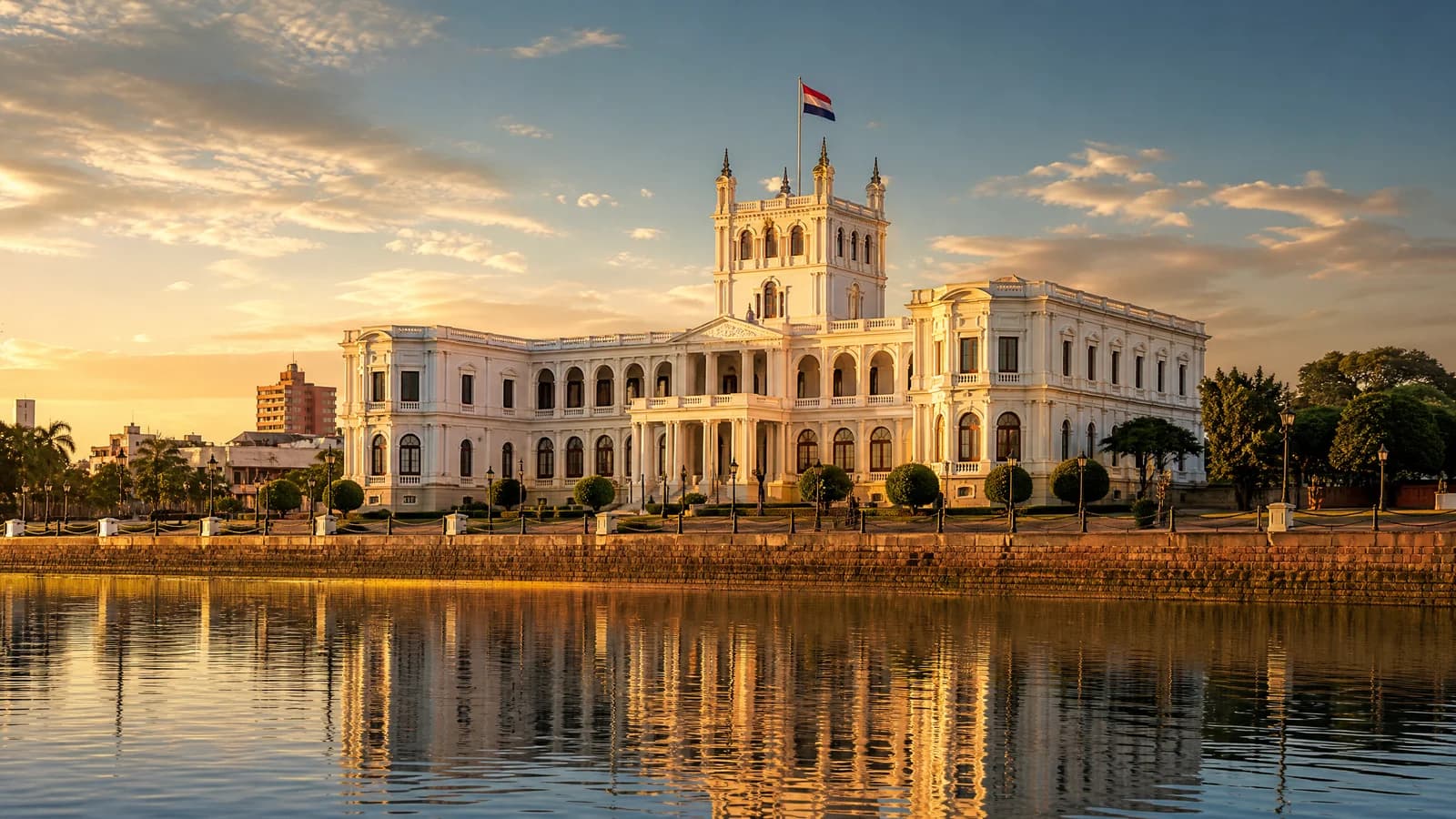 Der weiße Palacio de los López in Asunción im goldenen Abendlicht, gespiegelt im Wasser