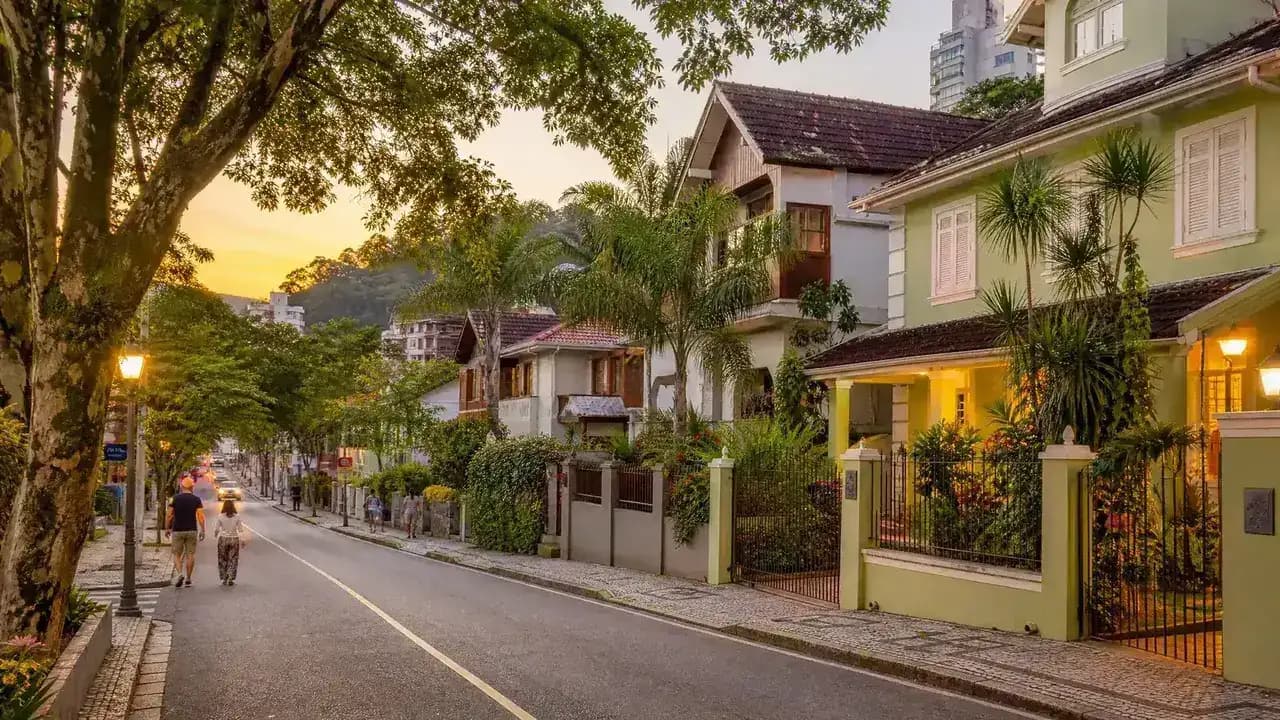 Ruhige Wohnstraße mit Bäumen im Süden Brasiliens im Abendlicht