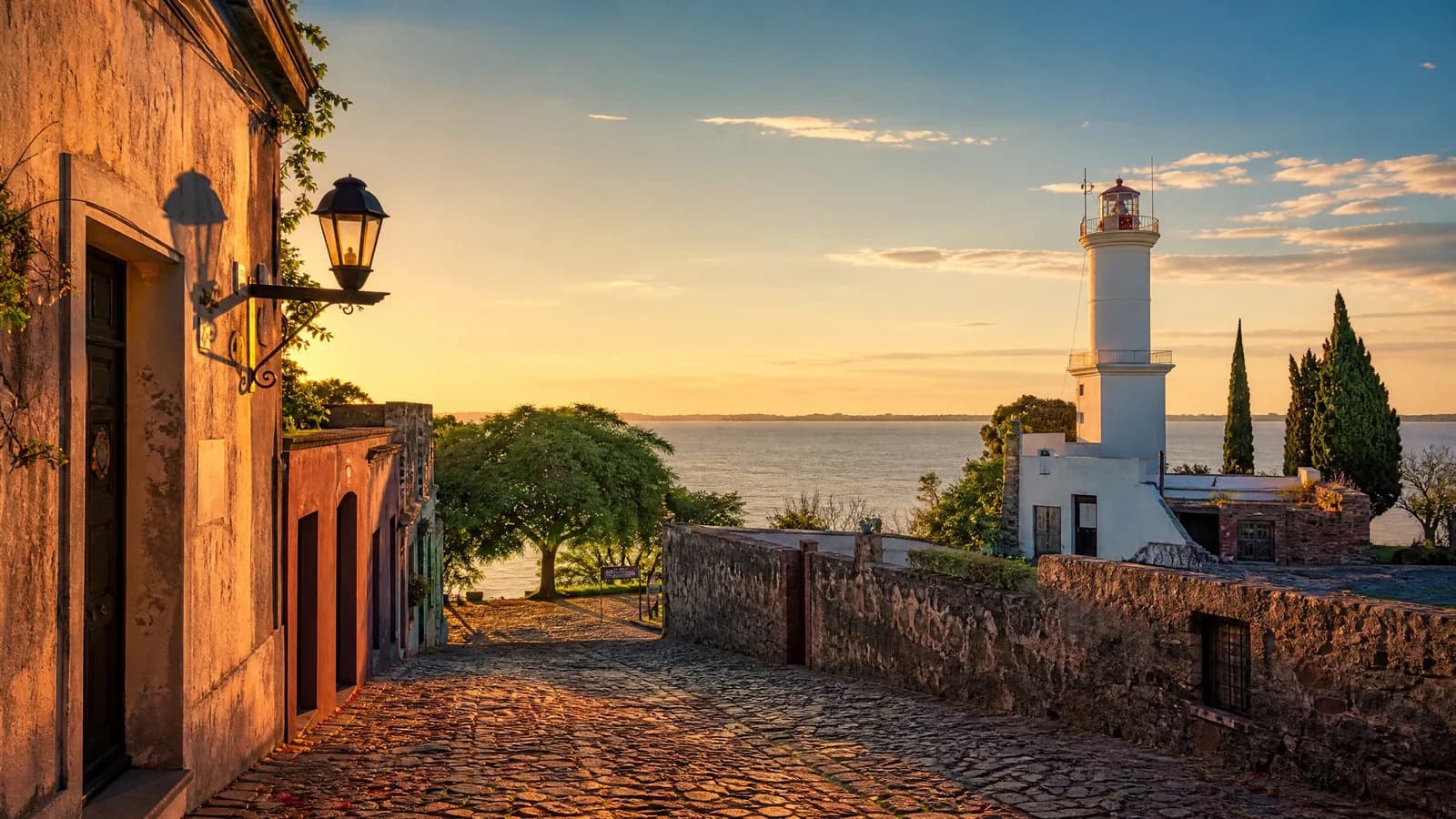 Kopfsteingepflasterte Gasse mit Leuchtturm in Colonia del Sacramento, Uruguay